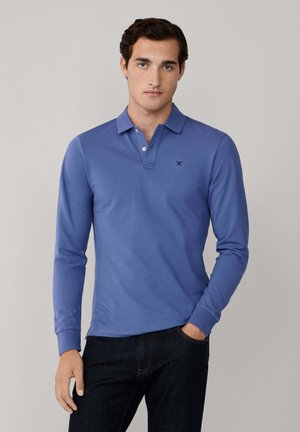 Langarm-Polohemd aus hellblauem Baumwollstoff, mit Kragen, einer Drei-Knopf-Leiste und einem kleinen Logo auf der linken Brust. Strukturierter Stoff.