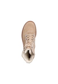 Bota de ante beige con cordones presenta una puntera redondeada, suave forro de piel sintética, ojales plateados y costuras en contraste. Detalle de cremallera en el lateral.