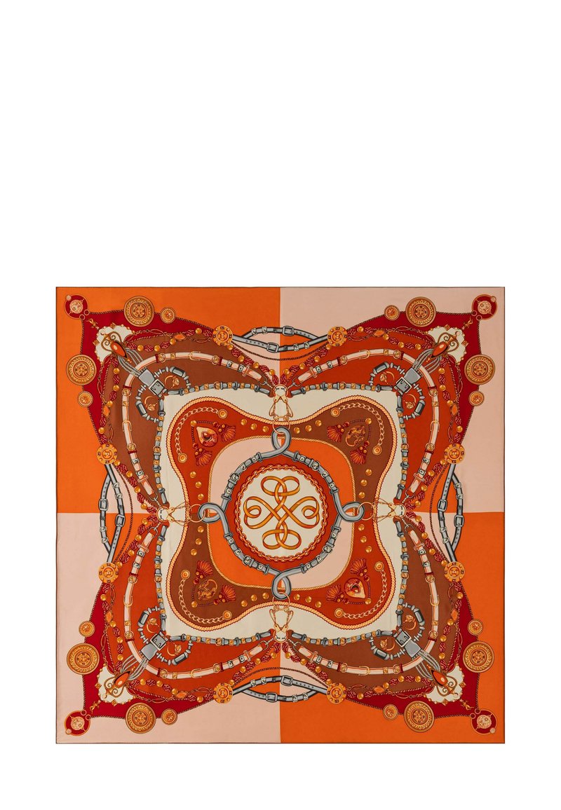 Quadratisches Seidentuch mit symmetrischen orangefarbenen, braunen und beigen Abschnitten, die komplizierte Ketten, Schnallen und kreisförmige Ornamentdesigns zeigen.
