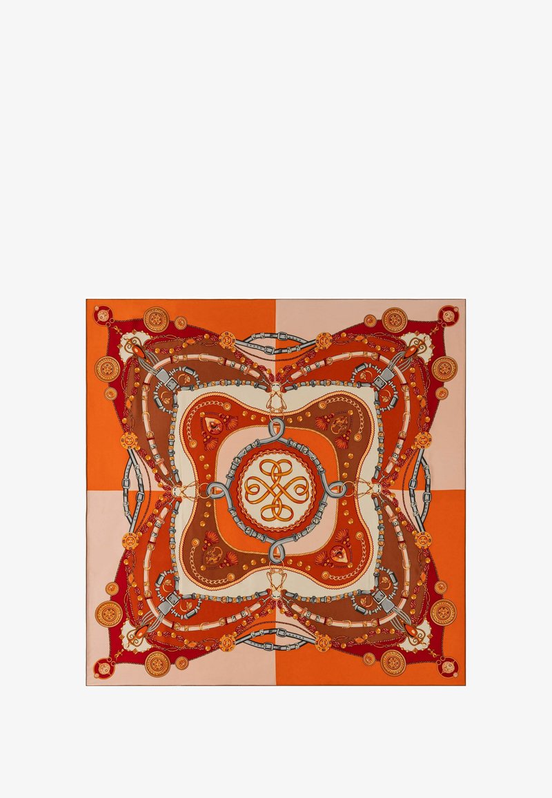 Quadratisches Seidentuch mit symmetrischen orangefarbenen, braunen und beigen Abschnitten, die komplizierte Ketten, Schnallen und kreisförmige Ornamentdesigns zeigen.