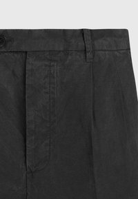 Svarta byxor i ett texturerat tyg, med knappstängning, veck och en slät midja. Enkel och funktionell design.