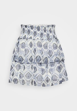 Witte gelaagde rok met een bloemenpatroon in blauw en grijstinten, voorzien van een smock tailleband en van lichte, gestructureerde stof.