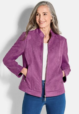 Lila Wildlederjacke mit hohem Kragen, Reißverschluss vorne und seitlichen Reißverschlusstaschen. Figurbetontes Design mit glatter Textur.