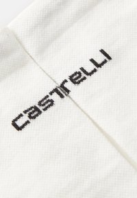 Têxtil branco com a palavra "castelli" em letras pretas bordadas, exibindo uma superfície texturizada com um acabamento limpo.