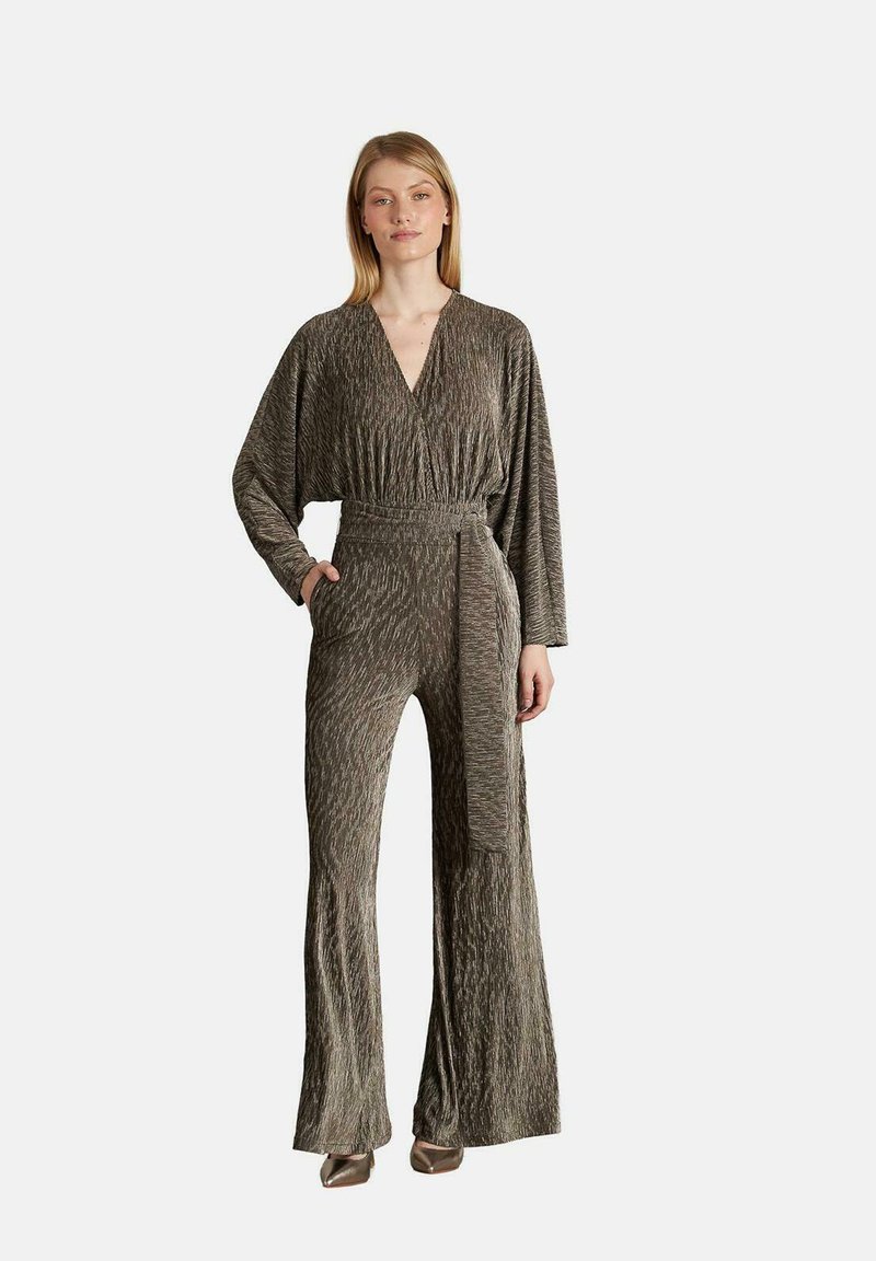 Mono verde oliva con escote en V, mangas largas y pantalones de pierna ancha. Tejido texturizado, cintura ajustada con cinturón y patrones de líneas sutiles.