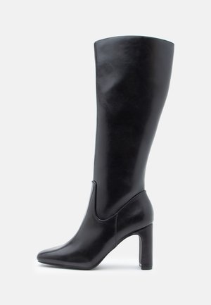 Bottes en cuir noir hauteur genou au design épuré, à bout pointu et talon bloc de 10 cm, avec des détails de couture subtils.