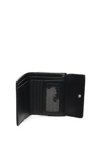 Portafoglio in pelle nera con design pieghevole, numerosi scomparti per carte, una finestra trasparente per l'ID e una chiusura a scatto. Texture liscia e branding discreto.