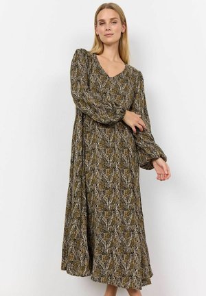Langes, grün- und braun gemustertes Kleid mit puffärmeligen langen Ärmeln und einem V-Ausschnitt, aus leichtem Stoff gefertigt. Fließt bis zur Knöchellänge.
