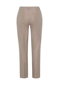 Pantalon beige ajusté avec passants pour ceinture et une poche passepoilée à l'arrière, coupe droite, présenté de dos.