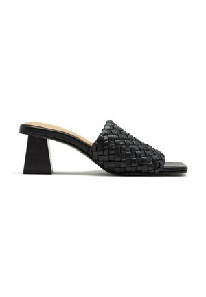 Mule en cuir tressé noir avec un bout carré, caractérisé par un dessus texturé et un talon bloc épais et angulaire.