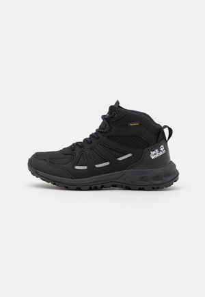 Sort hiking-støvle med mellem højde, struktureret sål, snørebånd foran og Jack Wolfskin-logo på hælsiden.