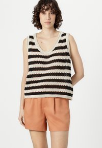 Ριγέ αμάνικο μπλουζάκι σε κρεμ, μαύρο και καφέ κεραμιδί, με χαλαρή πλέξη και φαρδιά στρογγυλή λαιμόκοψη, συνδυασμένο με σορτς σε χρώμα καφέ κεραμιδί.