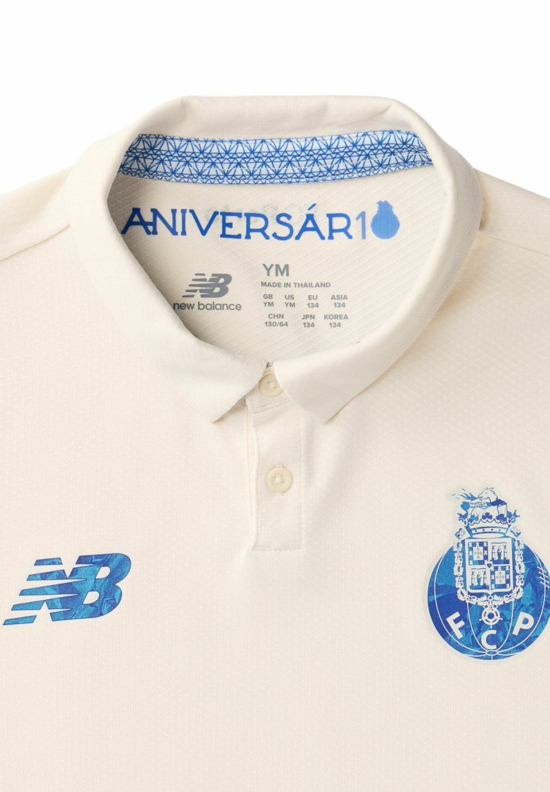 Weißer Poloshirt-Kragen mit blauem "ANIVERSÁRIO" Text darin, New Balance Logo auf der linken Brust und blaues FCP-Emblem auf der rechten Brust.