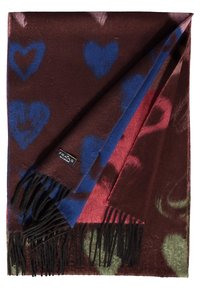 Écharpe douce marron avec un motif de cœurs bleus et rouges, franges noires, et une petite étiquette en tissu pliée pour montrer les deux côtés.
