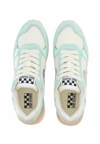 Sneakers con un design in rete verde menta e crema, dettagli grigi, suola arancione chiaro e etichetta a scacchi. Materiale leggero e traspirante.