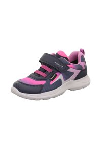 Buty sportowe w kolorach granatowym i różowym, z teksturowaną syntetyczną cholewką, wyściełanym językiem, podwójnymi rzepami oraz białą gumową podeszwą.