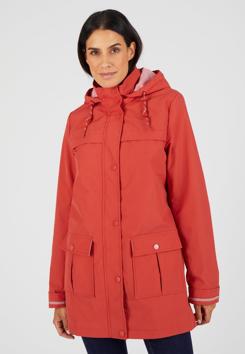 Veste imperméable rouge avec capuche, dotée de poches avant, de fermetures à boutons et d'un passepoil contrastant sur les manches. Texture de tissu lisse.