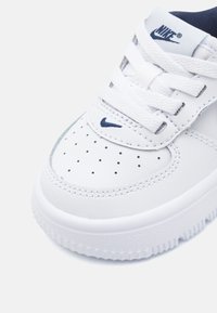 Nike Sportswear FORCE 1 LOW EASYON - Sneakers basse - white/midnight navy/football grey