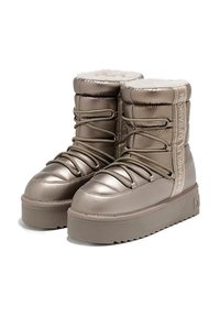 Botas de plataforma taupe metálico con un diseño acolchado, parte delantera con cordones y forro de pelo sintético, con un logo en el lateral y una suela texturizada.