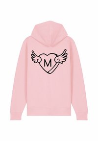 Haut à capuche rose avec un grand cœur noir aux ailes et la lettre "M" à l'intérieur. Le matériau semble doux avec une coupe décontractée et une capuche à cordon.