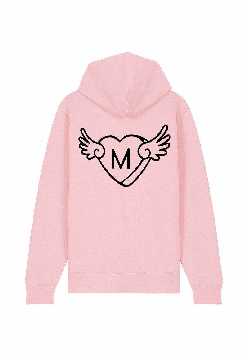 Haut à capuche rose avec un grand cœur noir aux ailes et la lettre "M" à l'intérieur. Le matériau semble doux avec une coupe décontractée et une capuche à cordon.
