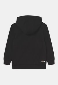 Felpa nera realizzata in tessuto misto cotone, con cappuccio regolabile, polsini a coste e un piccolo logo FILA colorato sulla parte posteriore.