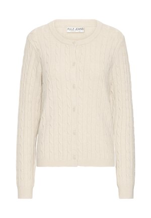 Kremno obarvan pulover s pletenico, s okroglim izrezom in sprednjim gumbom. Ima rebraste manšete in rob, mehak material in lahkoten dizajn.