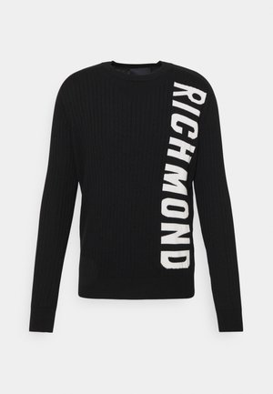 Musta ribbineuleinen pitkähihainen pusero pyöreällä kaula-aukolla ja valkoisella pystysuoralla "RICHMOND"-tekstillä oikealla etupuolella.