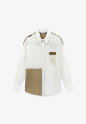 Witte button-up shirt met beige panelen en een zak met een label. Het ontwerp bevat contrasterende schouderaccenten. Katoenen materiaal.