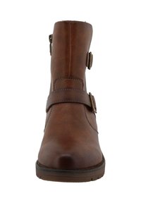 Brązowy skórzany botek za kostkę z dwoma regulowanymi klamrami i płaską gumową podeszwą, widok z przodu.