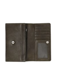 Ciemnozielony skórzany portfel z fakturowaną powierzchnią, zapinany na zatrzask, z wieloma przegródkami na karty oraz zamykaną na suwak kieszenią.