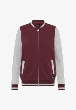 Vínovo červená bunda na zips so sivými rukávmi, rebrovaným golierom a manžetami. Má bočné vrecká a logo na spodnej prednej strane. Mäkká textúra látky.