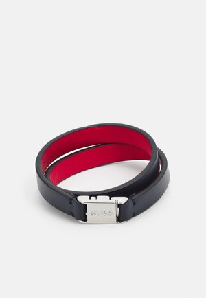 Sort læder dobbelt viklet armbånd med rød inderside og sølvspænde indgraveret med ordet "HUGO".