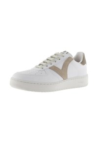 Sneaker bianco a bassa cima con dettaglio "V" in suede beige, con lacci frontali, punta perforata e suola testurizzata, fotografato su sfondo bianco.