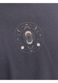 Dunkelgrauer Stoff mit einem kreisförmigen Monddesign in metallischen Goldtönen, das verschiedene Phasen des Mondes und dekorative Sternelemente aufweist.