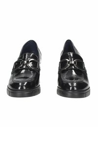 Mocasines de piel negra pulida con una prominente hebilla en tono plata, punta redondeada y parte superior texturizada con suela de goma.