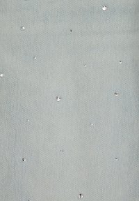 Tela de mezclilla azul claro con adornos de cristal dispersos, con un tejido texturizado y un patrón diagonal sutil.