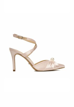Růžová saténová sandála na vysokém podpatku s páskem kolem kotníku, špičatou špičkou, řaseným detailem a dekorativní perlou vpředu.