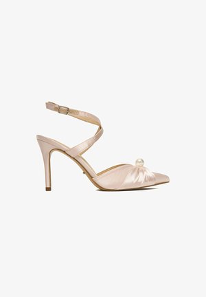 Růžová saténová sandála na vysokém podpatku s páskem kolem kotníku, špičatou špičkou, řaseným detailem a dekorativní perlou vpředu.