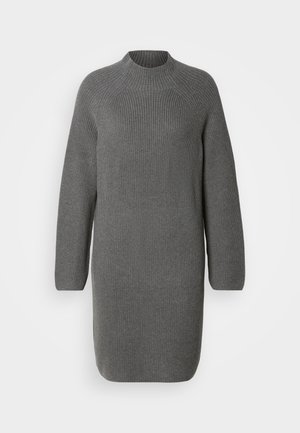 Szara, dziana sukienka z wysokim dekoltem i długimi rękawami, o prążkowanej fakturze i luźnym, prostym kroju. Brak widocznych wzorów lub akcentów.