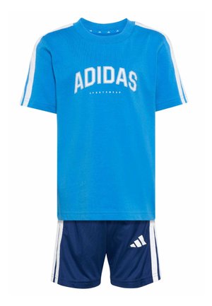 Camiseta de algodón azul con el logo "ADIDAS", mangas cortas con rayas blancas; pantalones cortos azul marino con rayas laterales y detalle de logo.