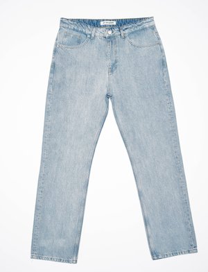 Hellblaue Jeans aus Denim mit geradem Bein, fünf Taschen und einem Knopfverschluss. Der Stoff hat eine klassische, weiche Textur mit dezentem Verblassen.