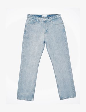 Světle modré džínsy s rovnými nohavicami, piatimi vreckami a gombíkovým zapínaním. Tkanina má klasickú jemnú textúru s miernym vyblednutím.