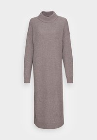 Ribbad virkade klänning i ljus taupe, med hög krage, långa ärmar och sidofickor, med en rak silhuett och mjuk textur.
