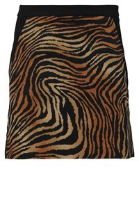 Krátká sukně z měkké tkaniny s černým, hnědým a krémovým tygřím vzorem; rovný střih s černým pasem.
