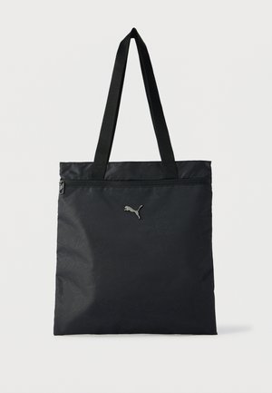 Bolso tote negro de Puma con asas largas, bolsillo frontal con cremallera y patrón sutil de logotipos impresos en la tela.
