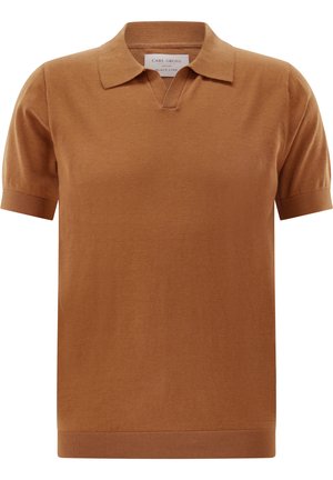Braunes Strick-Poloshirt mit kurzen Ärmeln, geripptem Kragen und Bündchen, mit V-förmigem Ausschnitt und sichtbarem inneren Etikett.