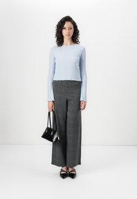 Vero Moda VMBERLIN WIDE PANT - Bukse - dark grey/black