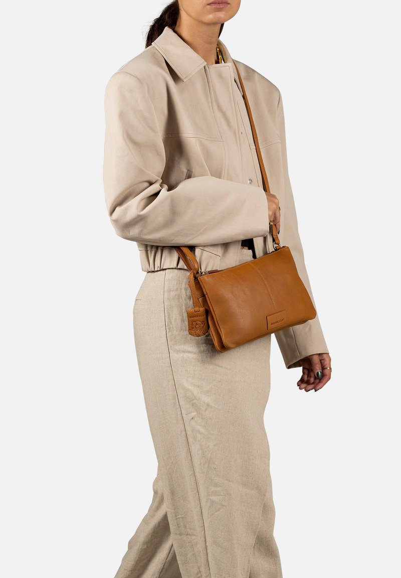 Burkely SOFT SKYLAR DOUBLE POCKET ZIP - Schoudertas - cognac