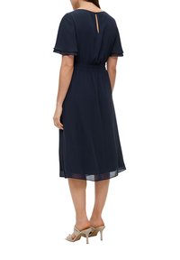 Navyblauwe chiffon jurk met korte mouwen, elastische taille en een keyhole-detail op de rug. Glad textuur en een knielange silhouette.